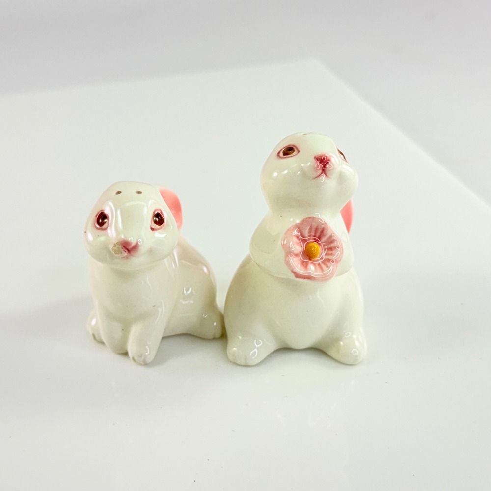 Avon 1983 Bunny Mates Ceramic Salt Pepper Shakers White Pink Rabbit Flower Chip